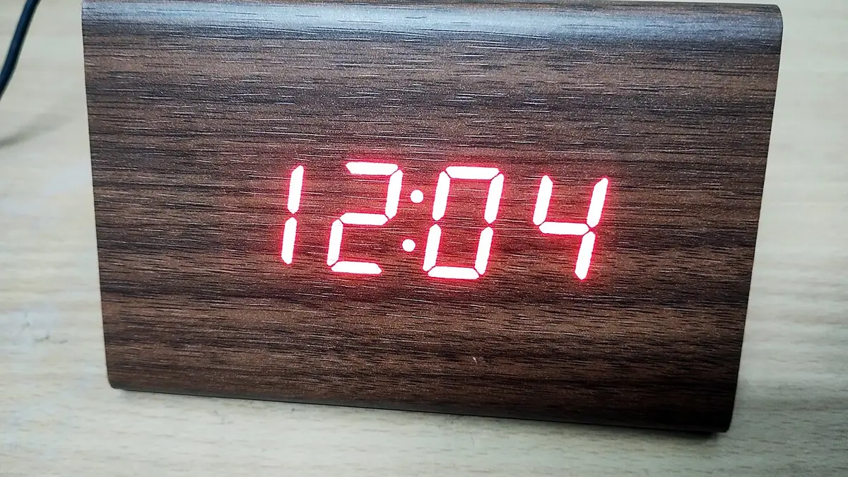 Цифровые часы показывают зеркальное время 11:11 на табло